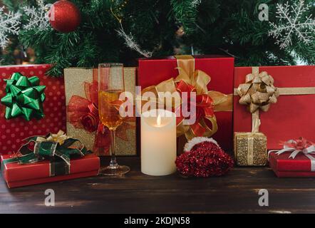 2023 Frohes neues Jahr, Weihnachtsfeier mit Geschenken, Kiefer, Kerze, Ball Dekorationen Hintergrund. Stockfoto