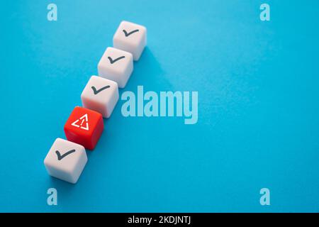 Erkennung von Fehlern im Prüftest. Identifizierung und erfolgreiche Lösung des Problems. Pannenreparatur. Künstliche bürokratische Korruption obs Stockfoto