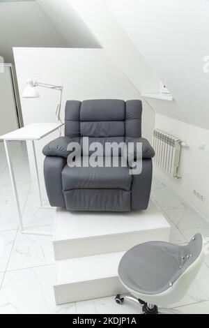 Interieur des hellen modernen Maniküre Salon ohne Menschen. Luxuriöser Arbeitsplatz für Meister der Pediküre und Maniküre. Stockfoto