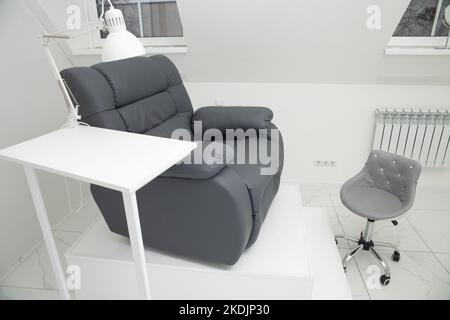 Interieur des hellen modernen Maniküre Salon ohne Menschen. Luxuriöser Arbeitsplatz für Meister der Pediküre und Maniküre. Stockfoto