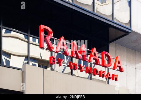 Nahaufnahme einer Beschilderung einer internationalen Hotelkette im Taksim-Viertel von Istanbul. Stockfoto