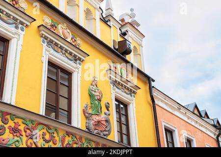 Wunderschöne, reich verzierte und farbenfrohe armenische Mietshäuser in Zamość. Eine Stadt, die in die Liste des Weltkulturerbes aufgenommen wurde. Zamość, Polen Stockfoto