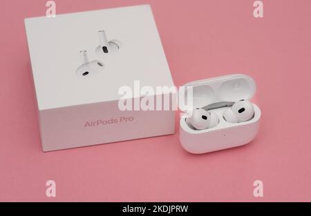 Gqeberha, Südafrika November 2022 Nahaufnahme der AirPods Pro 2. Generation Stockfoto