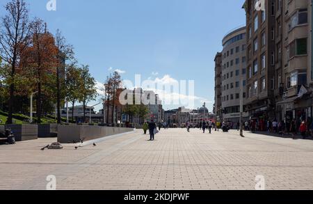 Blick auf die Menschen, die auf dem Taksim-Platz in Istanbul spazieren gehen. Es ist ein sonniger Sommertag. Stockfoto