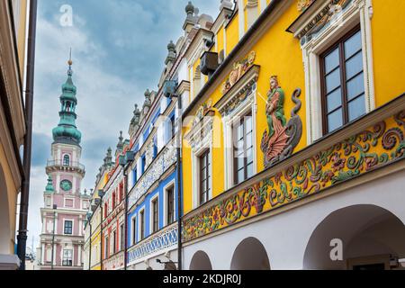 Armenische Mietshäuser auf dem Marktplatz in Zamość. Wunderschöne, farbenfrohe Gebäude mit Blick auf die Vorderseite. Rathaus im Hintergrund. Zamość, Polen Stockfoto