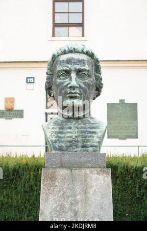 Die Büste von Prokop Divis, einem tschechischen Kanoniker, Theologen und Naturwissenschaftler, vor dem Jesuitenkolleg, dem Sitz des staatlichen Bezirksarchivs Stockfoto