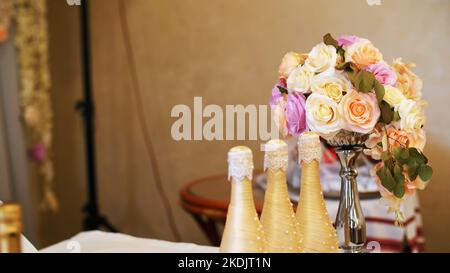 Hochzeitschampagner, Champagner für die Hochzeitszeremonie. Hochzeitsdekoration, Hochzeitsblumenarrangements. Hochwertige Fotos Stockfoto