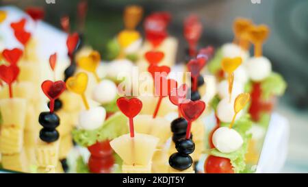 Hochzeit, festlicher Empfang, Häppchen am Buffet mit Snacks. Hochwertige Fotos Stockfoto