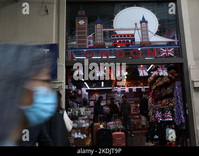 London, Großbritannien. 21. Oktober 2022. Zu Fuß gehen Sie an einem Souvenirladen im Zentrum von London vorbei. Bilddatum: Freitag, 21. Oktober 2022. Kredit: Isabel Infantes/ Stockfoto