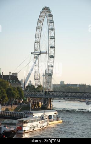 Das London Eye von der Waterloo Bridge, London, Boote auf der Themse, Hungerford Bridge. Stockfoto