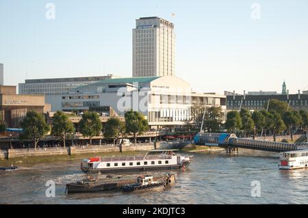 Royal Festival Concert Hall, Themse; Boote; Menschen, die entlang der Themse laufen; Festival Pier; Shell builidng; Queen Elizabeth Hall und Purce Stockfoto