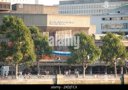 Queen Elizabeth Hall und Purcell Rooms, South Bank, London, Bäume, Menschen, die entlang der Themse spazieren Stockfoto