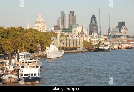 Blick auf die Themse von der Waterloo Bridge - St Paul's Cathedral; The Gherkin; Boote auf dem Fluss; Blackfriars Bridge Stockfoto