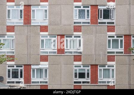 Fassade des lieblosen George-Hauses, einem riesigen wohnblock des rates im Dorset Estate um Haggerston in London, England Stockfoto