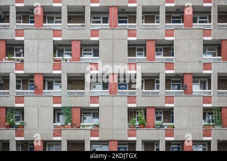 Fassade des lieblosen George-Hauses, einem riesigen wohnblock des rates im Dorset Estate um Haggerston in London, England Stockfoto