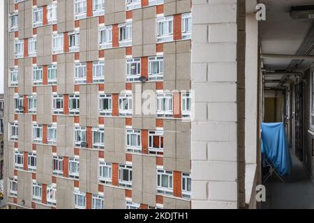 Fassade des lieblosen George-Hauses, einem riesigen wohnblock des rates im Dorset Estate um Haggerston in London, England Stockfoto