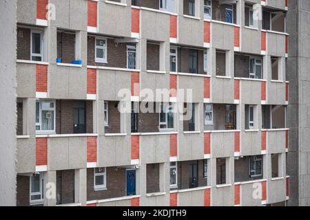 Fassade des lieblosen George-Hauses, einem riesigen wohnblock des rates im Dorset Estate um Haggerston in London, England Stockfoto