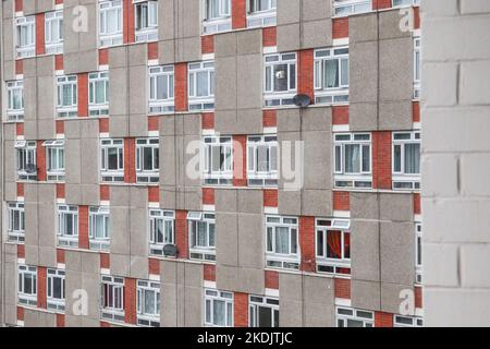 Fassade des lieblosen George-Hauses, einem riesigen wohnblock des rates im Dorset Estate um Haggerston in London, England Stockfoto