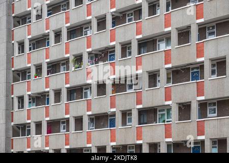 Fassade des lieblosen George-Hauses, einem riesigen wohnblock des rates im Dorset Estate um Haggerston in London, England Stockfoto