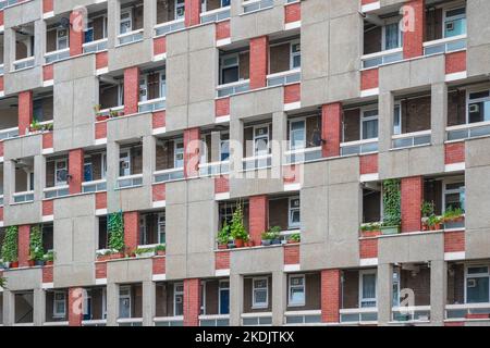 Fassade des lieblosen George-Hauses, einem riesigen wohnblock des rates im Dorset Estate um Haggerston in London, England Stockfoto