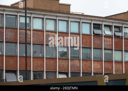 Fassade eines heruntergekommenen Gebäudes um Hoxton in London, England Stockfoto