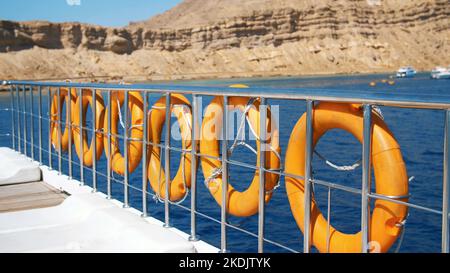 Sommer, Meer, orange Rettungsboje, hängt an Bord einer Fähre, Schiff. Spezielle Rettungsausrüstung des Schiffes. Rettet das Leben einer Person, die ertrinkt. Hochwertige Fotos Stockfoto