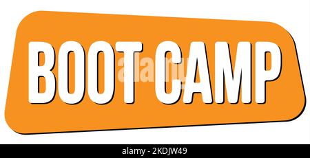 BOOT CAMP Text auf orangefarbenem Trapez-Stempelschild geschrieben. Stockfoto