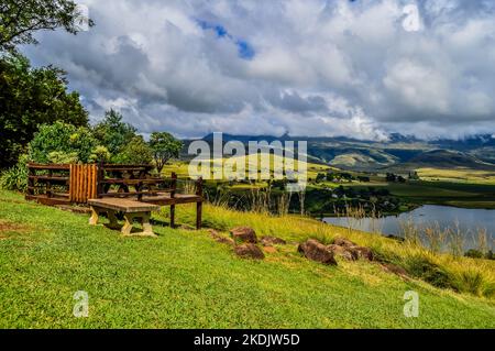 Drakensberger Berghang und Glockenturm Staudamm um Cathkin Peak Stockfoto