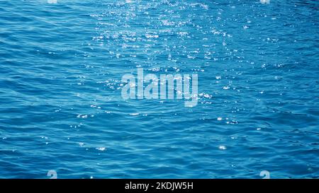 Sommer, Meer, Wellen, die Sonnenstrahlen spiegeln sich auf der Wasseroberfläche. Hochwertige Fotos Stockfoto