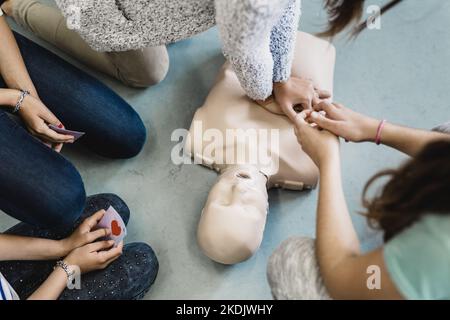 Erste Hilfe Herz-Lungen-Wiederbelebung Kurs mit Hilfe automatisierter externer Defibrillator, AED. Stockfoto