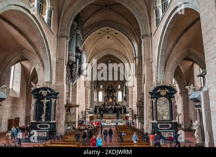 Innenansicht zum Ostchor mit dem Hochaltar, der sogenannten Schwalbennistorgel an der Nordwand und dem Grabaltar von Kurfürst Hugo von... Stockfoto