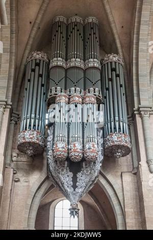 Toller Blick auf die sogenannte Schwalbennest-Orgel, die Hauptorgel, die an der historischen Stelle an der Nordwand der Hohen Kathedrale von Saint... Stockfoto