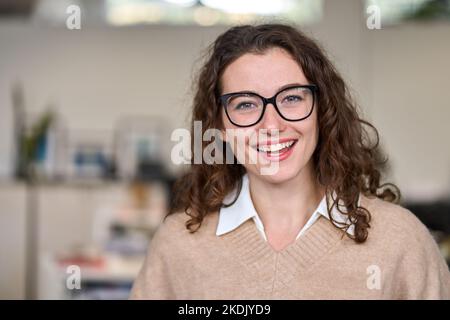 Junge glückliche professionelle Geschäftsfrau trägt Brille, Kopfbild Porträt. Stockfoto