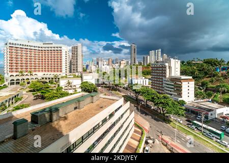 Salvador, Brasilien - 22. Februar 2022: Blick auf den modernen Teil der Stadt in der Nähe des Ozeans Stockfoto