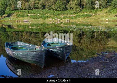 Ruderboote am Watendlath Tarn in der Seenplatte Cumbria Stockfoto