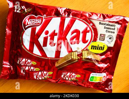 Pack von KitKat Minis Bars von Schokolade überzogene Süßigkeiten Produkt von Nestle Stockfoto