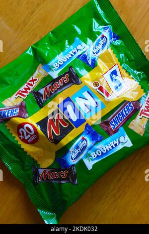 Packung Minis-Riegel mit schokoladenüberzogenen Süßigkeiten Mars Bounty Snickers Twix Milchstraße Produkt von Mars Food UK Limited Stockfoto