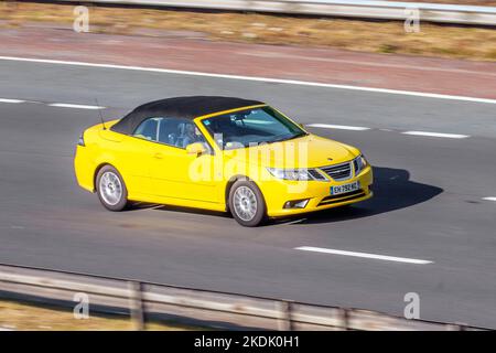 2008 N9-3 Cabrio Französisch gelb SAAB auf der Autobahn M6, Großbritannien Stockfoto