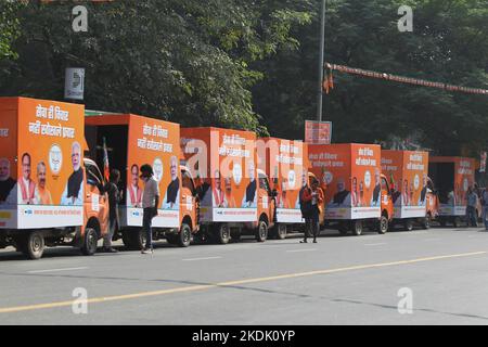 Indiens führende politische Partei BJP ist bereit, während eines Programms zur Abflagierung des Wahlkampfs für die MCD-Wahl am 7. November 2022 in Neu-Delhi, Indien, weiterzufahren. Foto von Anshuman Akash/ABACAPRESS.COM Stockfoto