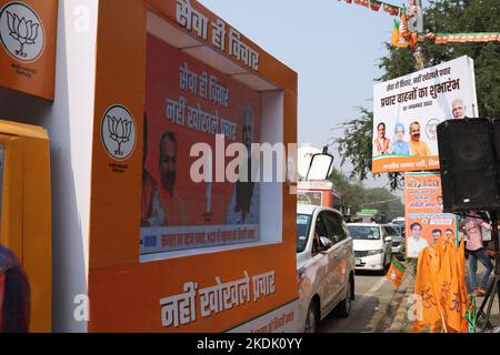 Indiens führende politische Partei BJP ist bereit, während eines Programms zur Abflagierung des Wahlkampfs für die MCD-Wahl am 7. November 2022 in Neu-Delhi, Indien, weiterzufahren. Foto von Anshuman Akash/ABACAPRESS.COM Stockfoto