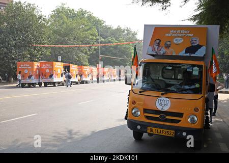 Indiens führende politische Partei BJP ist bereit, während eines Programms zur Abflagierung des Wahlkampfs für die MCD-Wahl am 7. November 2022 in Neu-Delhi, Indien, weiterzufahren. Foto von Anshuman Akash/ABACAPRESS.COM Stockfoto