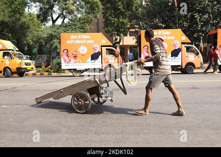 Indiens führende politische Partei BJP ist bereit, während eines Programms zur Abflagierung des Wahlkampfs für die MCD-Wahl am 7. November 2022 in Neu-Delhi, Indien, weiterzufahren. Foto von Anshuman Akash/ABACAPRESS.COM Stockfoto