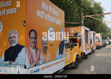 Indiens führende politische Partei BJP ist bereit, während eines Programms zur Abflagierung des Wahlkampfs für die MCD-Wahl am 7. November 2022 in Neu-Delhi, Indien, weiterzufahren. Foto von Anshuman Akash/ABACAPRESS.COM Stockfoto