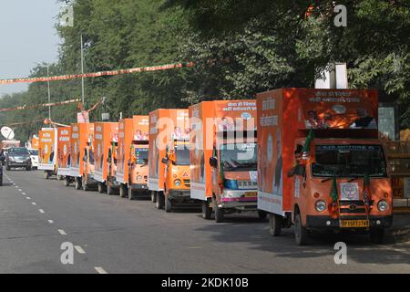 Indiens führende politische Partei BJP ist bereit, während eines Programms zur Abflagierung des Wahlkampfs für die MCD-Wahl am 7. November 2022 in Neu-Delhi, Indien, weiterzufahren. Foto von Anshuman Akash/ABACAPRESS.COM Stockfoto