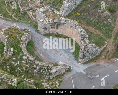 Luftaufnahme der Mauern und Türme und des arkadischen Tors der antiken griechischen Zivilisation Messene oder Messina auf der Halbinsel Peloponnesus Stockfoto