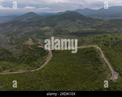 Luftaufnahme der Mauern und Türme und des arkadischen Tors der antiken griechischen Zivilisation Messene oder Messina auf der Halbinsel Peloponnesus Stockfoto