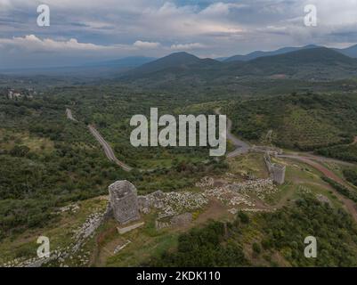 Luftaufnahme der Mauern und Türme und des arkadischen Tors der antiken griechischen Zivilisation Messene oder Messina auf der Halbinsel Peloponnesus Stockfoto