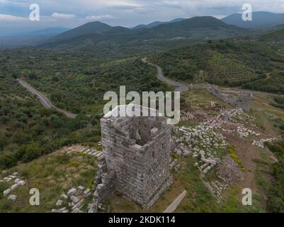 Luftaufnahme der Mauern und Türme und des arkadischen Tors der antiken griechischen Zivilisation Messene oder Messina auf der Halbinsel Peloponnesus Stockfoto