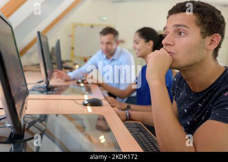 Die Studenten, die an Computern arbeiten Stockfoto