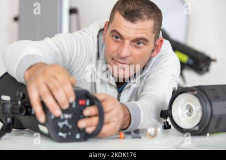 Arbeitsplatz mit elektronischen Geräten Stockfoto